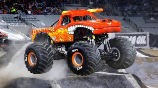 ¿Qué motor utilizan los Monster Jam trucks de Estados Unidos y cuánta potencia generan?