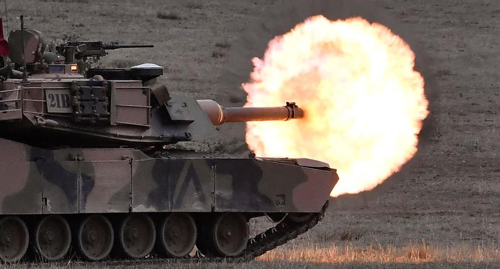 En esta foto de archivo tomada el 9 de mayo de 2019, un tanque de batalla principal M1A1 Abrams del ejército australiano dispara una ronda a un objetivo durante un ejercicio militar. (WILLIAM OESTE / AFP).