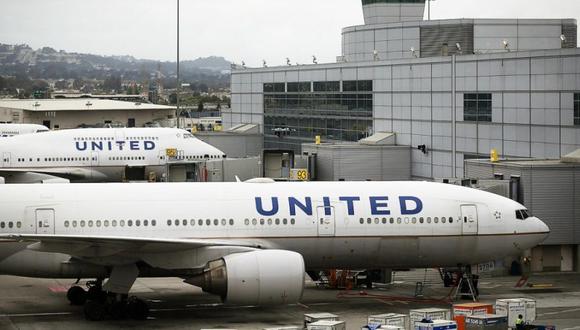 United Airlines bajó del avión a pareja que viajaba a su boda