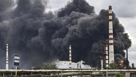 El humo sale de una refinería de petróleo después de un ataque en las afueras de la ciudad de Lysychansk, en la región oriental de Ucrania de Donbas el día 88 de la invasión rusa de Ucrania.