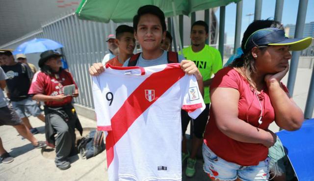 Perú-Uruguay: cientos hacen colas bajo inclemente sol [FOTOS] - 6