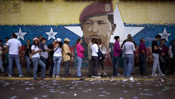 Ciudadanos de Venezuela hacen una cola durante las elecciones parlamentarias del pasado 6 de diciembre. (AP Photo/Ariana Cubillos)