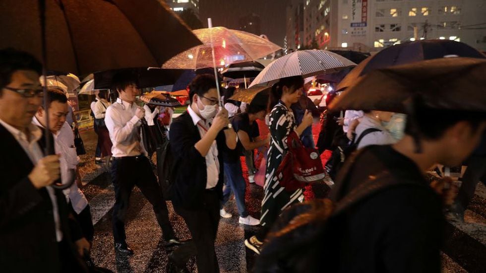 Viajeros en la hora pico durante una tormenta de lluvia cerca de la estación Shinagawa en Tokio, Japón (Foto: Reuters). 