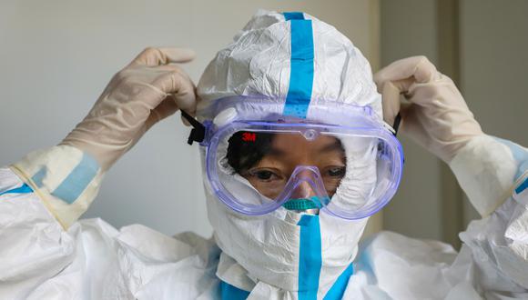 Un médico se pone gafas protectoras antes de ingresar a la sala de aislamiento en un hospital en China donde hay pacientes de coronavirus. (Reuters).