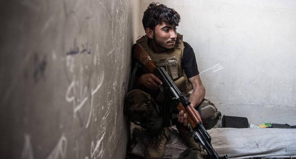 Un miliciano de Multitud Popular en su posici&oacute;n en medio de la batalla de Mosul. (Foto: Getty Images)