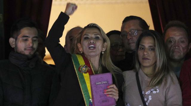 La senadora opositora Jeanine Áñez asumió este martes la presidencia interina de Bolivia dos días después de la renuncia de Evo Morales, en una sesión parlamentaria con la ausencia de los representantes del oficialista Movimiento Al Socialismo (MAS). (Foto: AP)