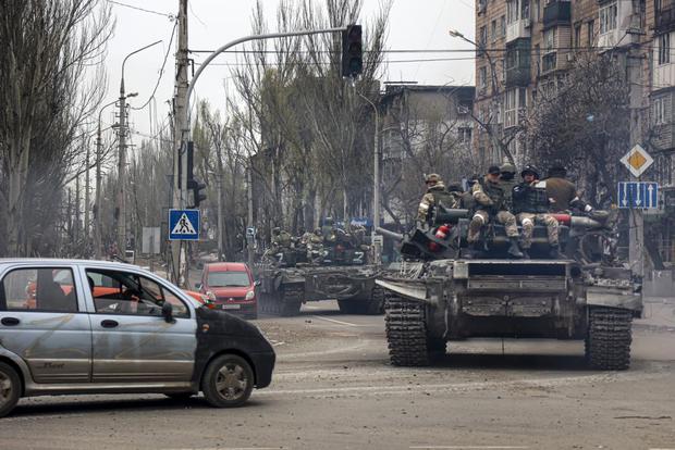 Tanques rusos se desplazan por una calle en una zona controlada por fuerzas separatistas con apoyo ruso en Mariúpol, Ucrania, el sábado 23 de abril de 2022. (AP Foto/Alexei Alexandrov).