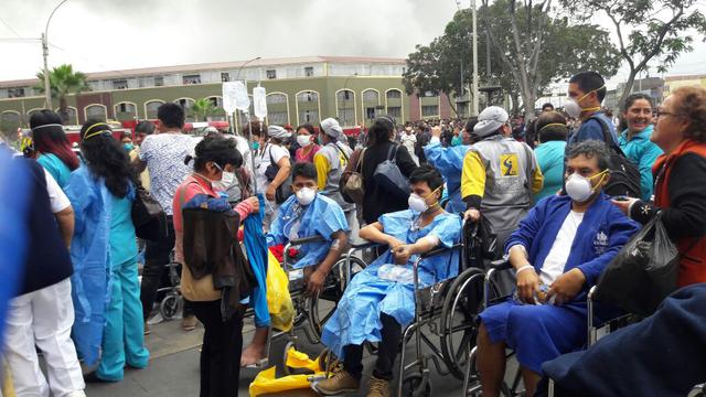 Cuarenta pacientes hospitalizados y todo el personal médico y administrativo del policlínico Castilla ante el incendio en galería de Las Malvinas. (Cristina Fernández / El Comercio)