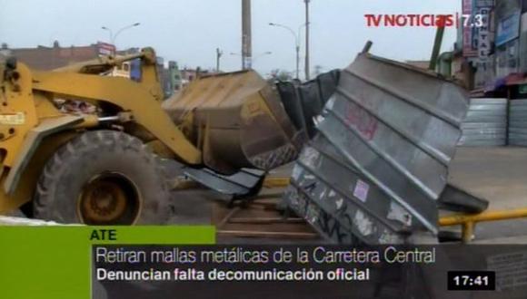 La Municipalidad de Ate usó maquinaria pesada para el retiro de las mallas metálicas de la Carretera Central. (Foto: TV Perú)