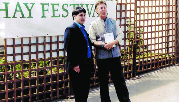 Uno de los fundadores del Hay Festival, Peter Florence (izquierda), junto al ex Beatle Paul McCartney. Por el evento han desfilado personalidades de diversas ramas del arte y la cultura. (Foto: Hay Festival)