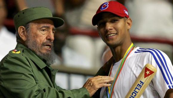 el ex dictador de Cuba Fidel Castro junto a las estrella del b&eacute;isbol Yulieski Gourriel en una imagen del 21 de marzo del 2006 en La Habana. (Reuters).