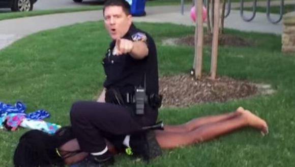 EE.UU.: Renunció policía que atacó a jóvenes negros en piscina