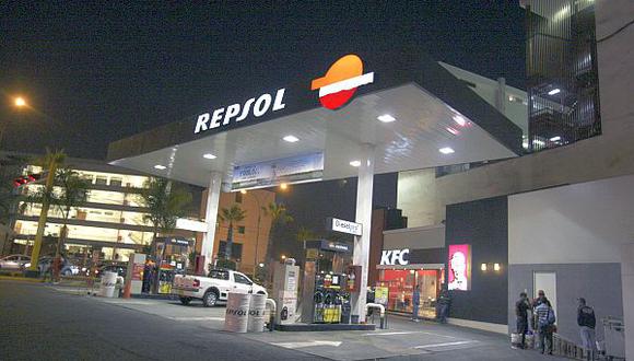 14. Repsol subi&oacute; dos posiciones en la lista de Am&eacute;rica Econom&iacute;a respecto al 2014, aunque sus ventas disminuyeron el -8.9% el 2015. Ese a&ntilde;o, su total de ventas fue de US$ 1.750 millones y no registr&oacute; su utilidad neta. (F