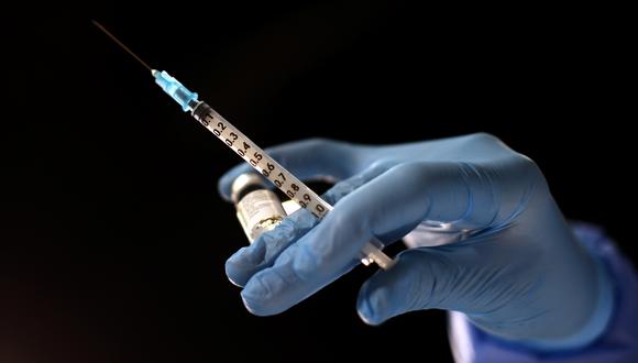 A nurse holds a syringe and a Pfizer-BioNTech COVID-19 vaccine vial at Messe Wien Congress Center, which has been set up as a coronavirus disease vaccination centre, in Vienna, Austria February 7, 2021. REUTERS/Lisi Niesner