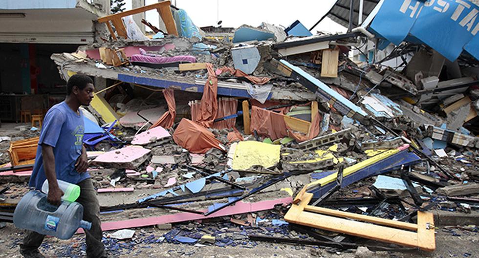Un habitante de Pedernales (Ecuador) pasa hoy 17 de abril de 2016 entre las casas destruidas y los escombros. (Foto: EFE)