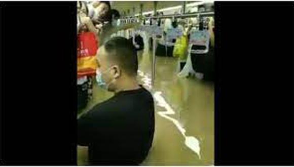 El impactante momento en el que el metro en China es inundado con los pasajeros adentro. (Captura de video, Weibo).