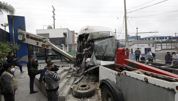 Bus de transporte público chocó contra camión repartidor de gaseosa | Foto: Jessica Vicente/@photo.gec