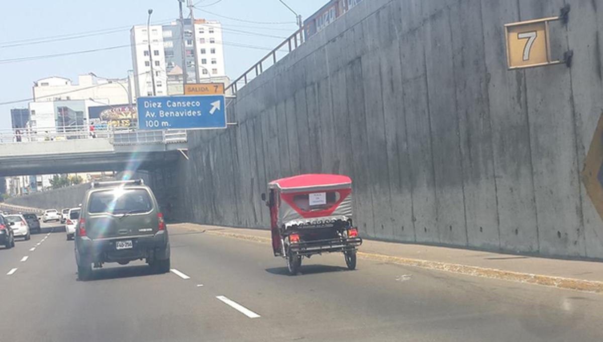 Una mototaxi sin placas por la Vía Expresa