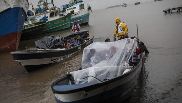 La gente sale del puerto en bote para regresar a sus comunidades en medio de la llegada de la tormenta tropical Bonnie en Bluefields, Nicaragua.