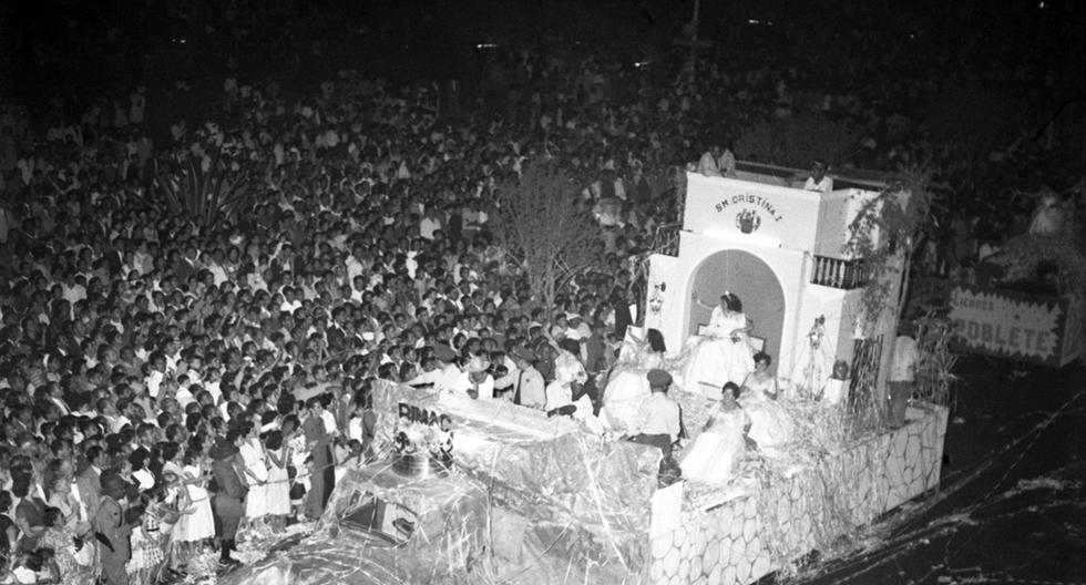 Cientos de limeños asistieron al corso de carnavales realizado un 23 de febrero de 1955. Foto: GEC Archivo Histórico