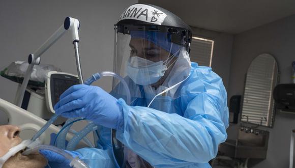 Personal sanitario trata a un paciente que sufre de coronavirus en la unidad de cuidados intensivos (UCI) del United Memorial Medical Center (UMMC) el 10 de noviembre de 2020 en Houston, Texas. (Nakamura / Getty Images / AFP).