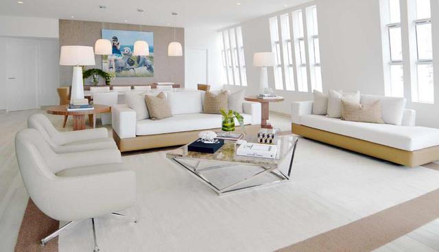 La moderna sala de la casa de playa exhibe sofás diseñados por Marcela Mujica. (Foto: Jaime Gianella)