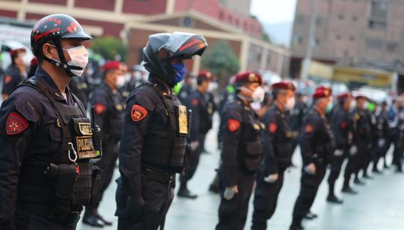 Agentes de la Policía Nacional vigilando el cumplimiento del toque de queda. (Foto: GEC)