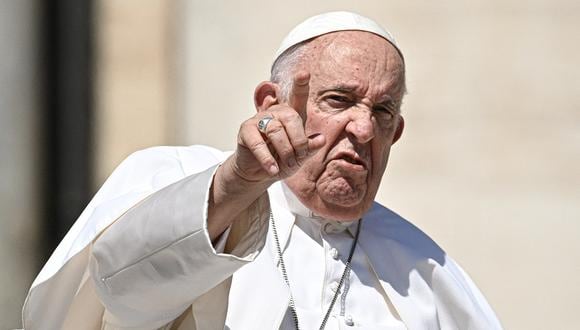 El papa Francisco hace un gesto al salir en el carro del papamóvil al final de la audiencia general semanal el 7 de junio de 2023 en la plaza de San Pedro como en El Vaticano. (Foto de Andreas SOLARO / AFP)