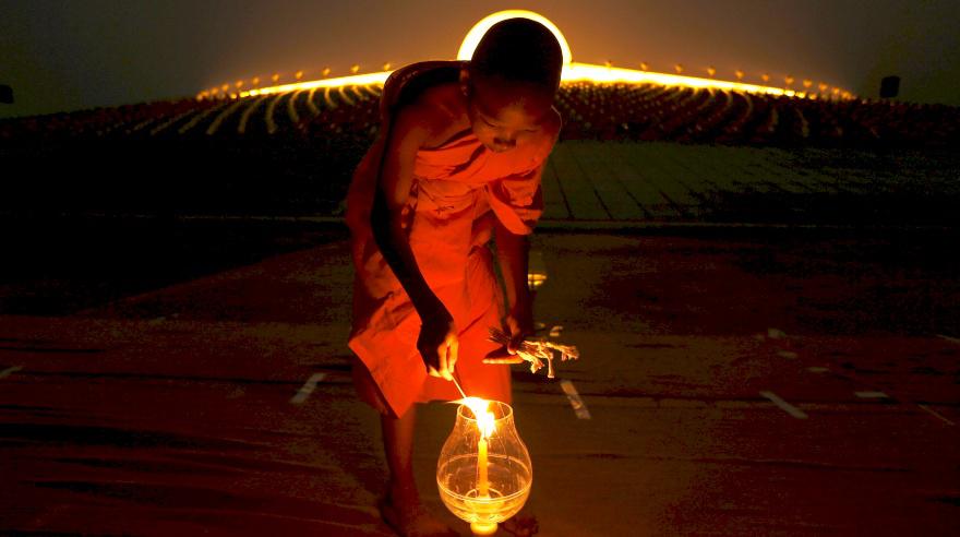 Monjes budistas celebran el "Magha Puja" en un masivo ritual - 3