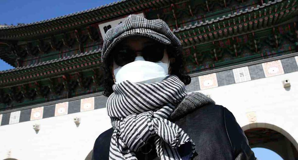 Una mujer utiliza una máscara de protección contra el coronavirus en Corea del Sur. (Foto: Chung Sung-Jun/Getty Images)