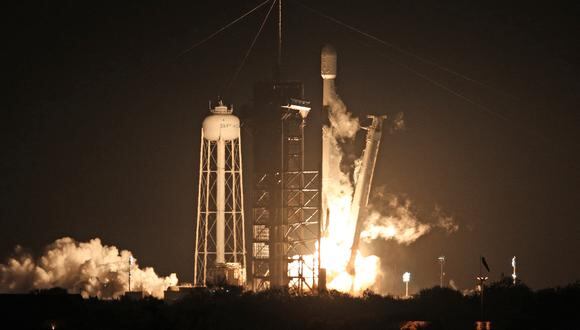 Un cohete SpaceX Falcon 9 despega de la plataforma de lanzamiento LC-39A en el Centro Espacial Kennedy con la misión de aterrizaje lunar Nova-C de Intuitive Machines. (Foto: AFP)