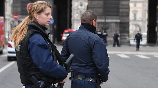 Alerta en Francia por ataque terrorista en el Museo del Louvre - 4