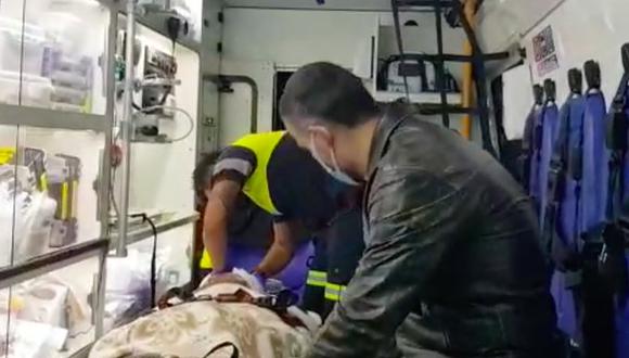 Un camarógrafo de la televisión chilena resultó gravemente herido luego de que el equipo de prensa que integraba fuera blanco de un ataque a tiros en la sureña provincia de Arauco. (Captura de video / TVN Chile).