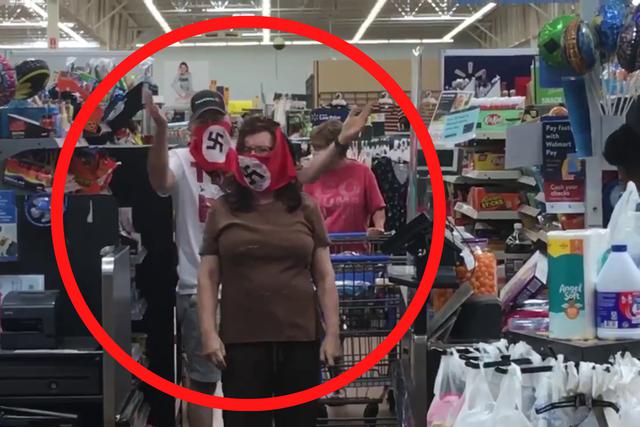 FOTO 1 DE 5 | Un video viral tiene como protagonista a una pareja en Estados Unidos usó banderas nazi como mascarillas cuando fue de compras. | Crédito: Raphaela Mueller en Facebook. (Desliza a la izquierda para ver más fotos)