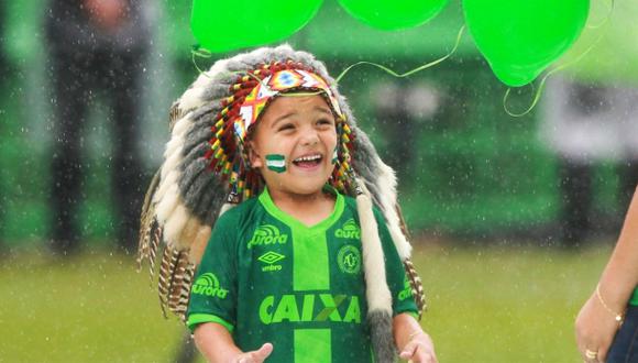 Chapecoense: El niño que llevó una sonrisa al sentido homenaje