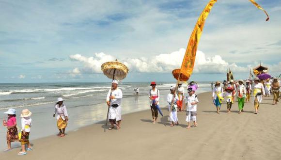 Los hinduistas de Bali van a la playa antes del Día del Silencio, para prepararse para el Año Nuevo. (Foto: AFP)