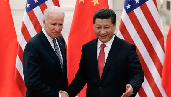 El presidente chino, Xi Jinping (derecha), le da la mano al vicepresidente estadounidense, Joe Biden (izquierda), dentro del Gran Salón del Pueblo en BeijingJ. (Foto: AFP / POOL).