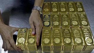 Oro baja desde máximos de ocho meses por menor preocupación sobre Ucrania 