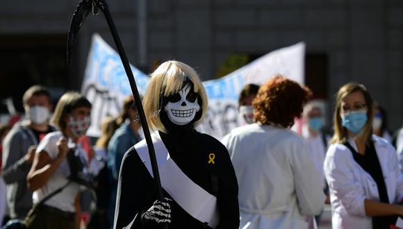 Una trabajadora de atención primaria vestida como la Parca participa en una protesta en el primer día de una huelga de cuatro días en Barcelona para exigir mejores condiciones laborales en medio de la pandemia de coronavirus. (Foto por LLUIS GENE / AFP).