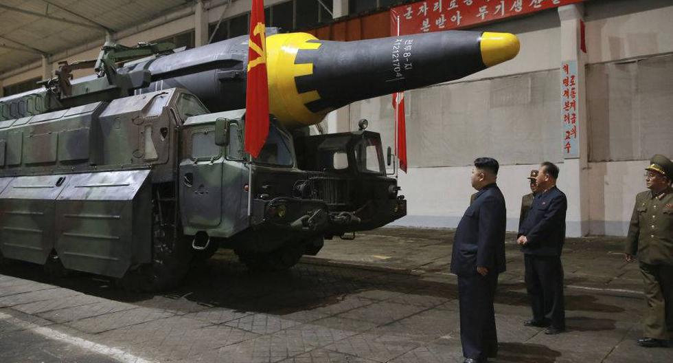 Kim Jong-un frente a un misil norcoreano. (Foto: EFE)