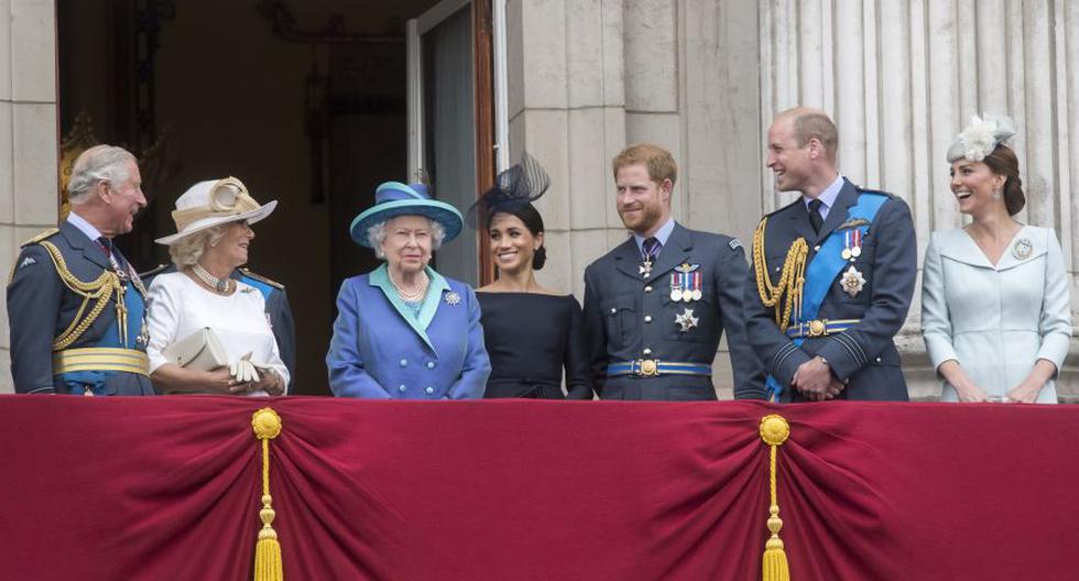 El Príncipe Carlos, Príncipe de Gales, la Duquesa de Cornualles, la Reina Isabel II, Meghan Markle, el Príncipe Harry, el Príncipe Willian y la británica Catherinese paran en el balcón del Palacio de Buckingham el 10 de julio de 2018. (Foto: AFP).