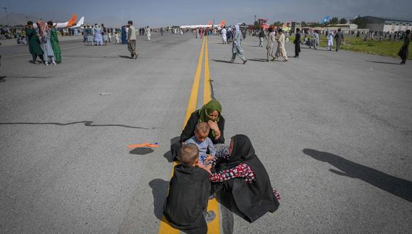 La caída de la capital y la huida del hasta ahora presidente afgano, Ashraf Ghani, ha hecho que miles de civiles acudan al aeropuerto de Kabul con la esperanza de poder salir en algunos de los vuelos militares que EE.UU. ha organizado. (Foto: Wakil Kohsar / AFP)