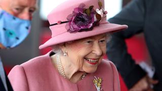 La reina Isabel II asiste a un doble bautizo de sus bisnietos un mes después de su convalecencia