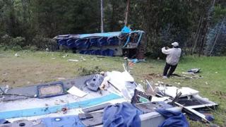 Piura: tres muertos y 16 heridos por caída de bus a un abismo