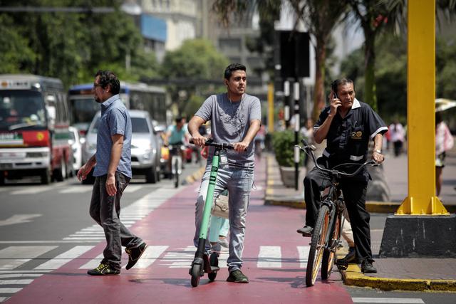 Grin y Movo son las dos empresas que alquilan scooters eléctricos en San Isidro y Miraflores. Sus usuarios no usan cascos y van por zonas prohibidas (Foto: Anthony Niño de Guzmán).