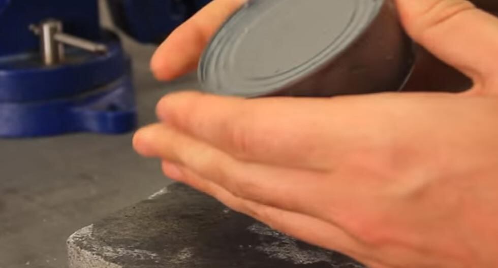 ¿Sabes cómo abrir una lata de atún sin abrelatas? Si te olvidaste de esta herramienta, no te preocupes, existe un truco. (Foto: Captura)