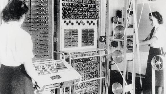 Colossus, la primera computadora electrónica programable, fue usada por la inteligencia británica durante la Segunda Guerra Mundial. Estas mujeres trabajaban operando la máquina. Foto: BLETCHLEY PARK TRUST/GETTY IMAGES/ vía BBC