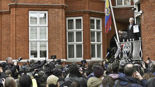 El balconazo de Assange desde la embajada de Ecuador en Londres - 4