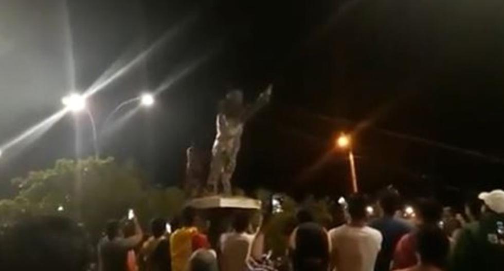 Manifestantes opositores a Evo Morales derriban estatua de Hugo Chávez en Bolivia. (Foto: Captura de video)