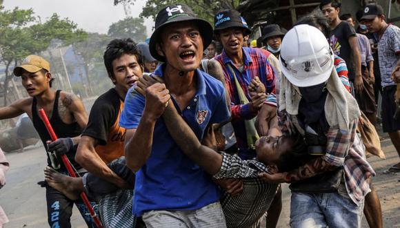 Un manifestante herido es evacuado para recibir atención médica durante una nueva jornada de protestas contra el golpe militar en las afueras de Rangún. (Foto: EFE/ Stringer).